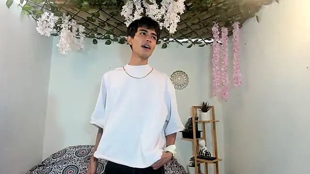 Snapshot of oliverhot2005 chatting on 09-14-25, 05:01 oliverhot2005 online show from 09-14-25, 05:01