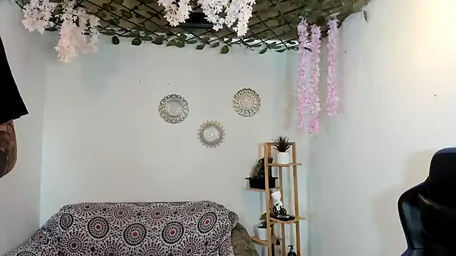 Snapshot of oliverhot2005 chatting on 09-19-25, 08:53 oliverhot2005 online show from 09-19-25, 08:53