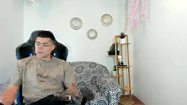 Snapshot of oliverhot2005 chatting on 09-20-25, 08:54 oliverhot2005 online show from 09-20-25, 08:54