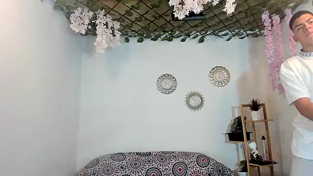 Snapshot of oliverhot2005 chatting on 09-22-25, 09:39 oliverhot2005 online show from 09-22-25, 09:39