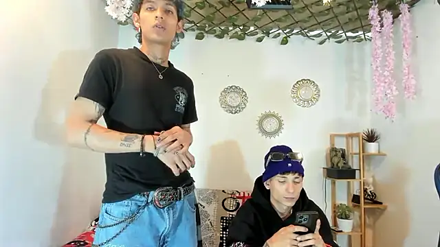 Snapshot of oliverhot2005 chatting on 10-03-25, 07:44 oliverhot2005 online show from 10-03-25, 07:44