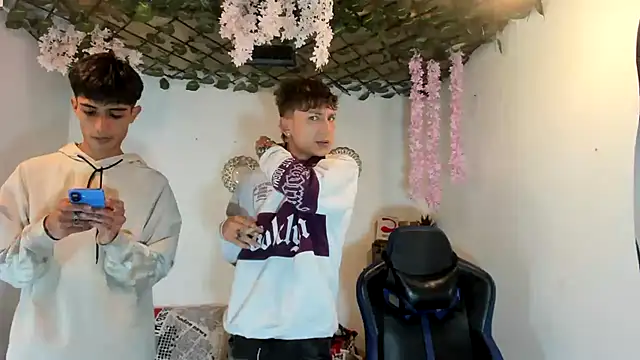 Snapshot of oliverhot2005 chatting on 10-05-25, 10:51 oliverhot2005 online show from 10-05-25, 10:51