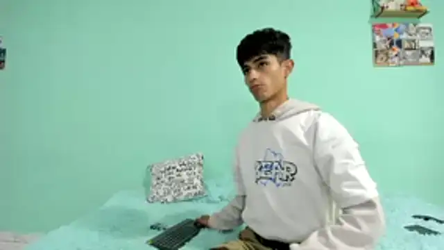 Snapshot of oliverhot2005 chatting on 10-19-25, 08:31 oliverhot2005 online show from 10-19-25, 08:31