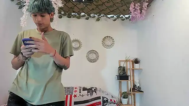 Snapshot of oliverhot2005 chatting on 11-03-25, 02:40 oliverhot2005 online show from 11-03-25, 02:40