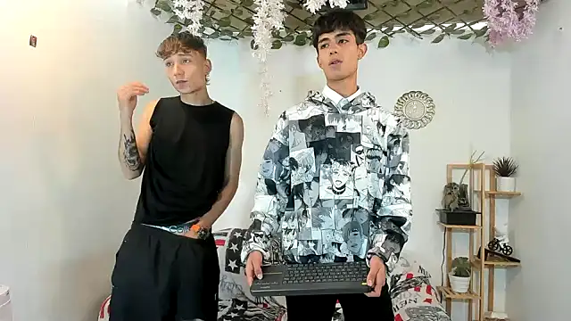 Snapshot of oliverhot2005 chatting on 11-04-25, 07:57 oliverhot2005 online show from 11-04-25, 07:57