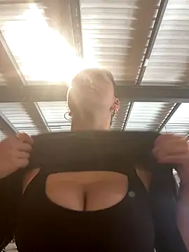 Snapshot of Luccreccia_ chatting on 10-12-25, 08:24 Luccreccia online show from 10-12-25, 08:24