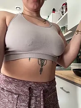 Luccreccia  online show from 03-23-26, 11:03