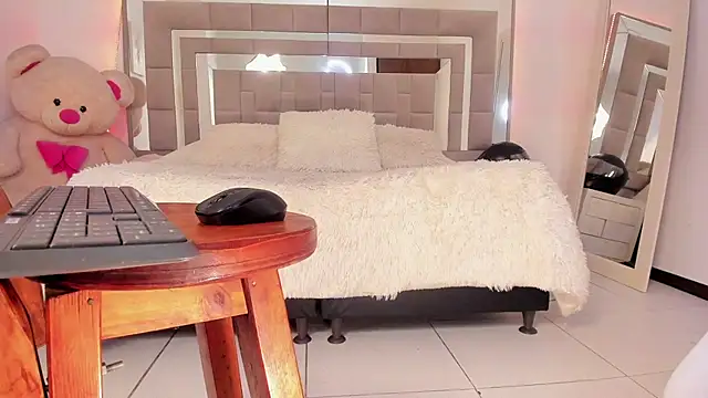 Snapshot of Nicolle_foxy chatting on 12-23-24, 11:49 Nicolle foxy online show from 12-23-24, 11:49