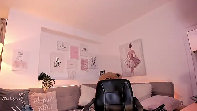 Snapshot of Nicolle_foxy chatting on 02-18-25, 02:05 Nicolle foxy online show from 02-18-25, 02:05