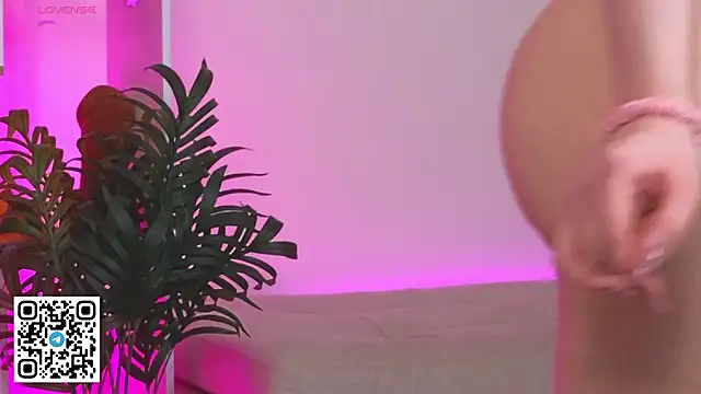 Snapshot of oliviabr0wn0 chatting on 02-15-26, 07:51 oliviabr0wn0 online show from 02-15-26, 07:51