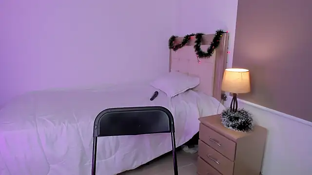 Snapshot of vale_kross chatting on 12-17-24, 01:05 vale kross online show from 12-17-24, 01:05