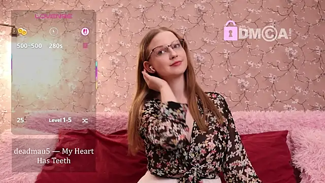 Snapshot of steffania- chatting on 10-18-25, 12:17 steffania- online show from 10-18-25, 12:17