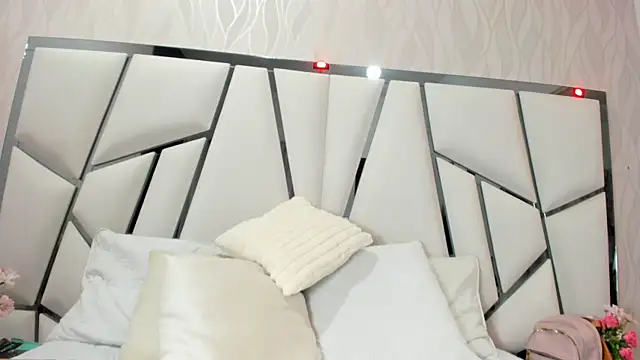  aurora18  online show from 10-16-25, 03:07