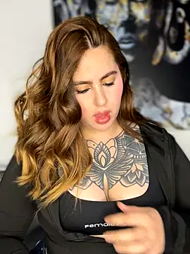 Snapshot of ValerieHilton chatting on 10-01-25, 10:49 ValerieHilton online show from 10-01-25, 10:49