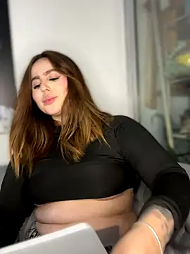 Snapshot of ValerieHilton chatting on 10-19-25, 12:44 ValerieHilton online show from 10-19-25, 12:44