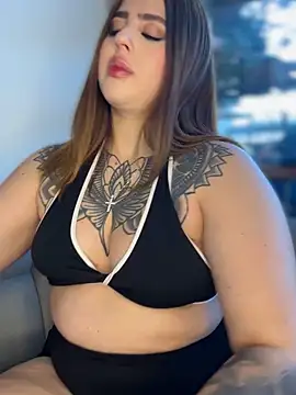 Snapshot of ValerieHilton chatting on 10-25-25, 09:42 ValerieHilton online show from 10-25-25, 09:42