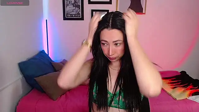Snapshot of lilyy_evanss chatting on 01-21-25, 11:02 lilyy evanss online show from 01-21-25, 11:02