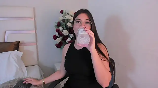 Snapshot of CamilaSofiia chatting on 02-05-25, 10:44 CamilaSofiia online show from 02-05-25, 10:44