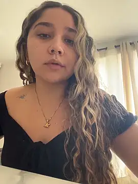 Snapshot of Cherryyquen chatting on 02-13-26, 06:37 Cherryyquen online show from 02-13-26, 06:37