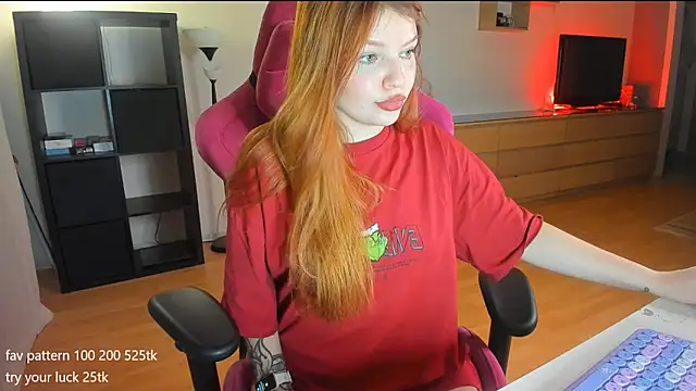 Snapshot of lil_lia chatting on 12-13-24, 07:32 lil lia online show from 12-13-24, 07:32