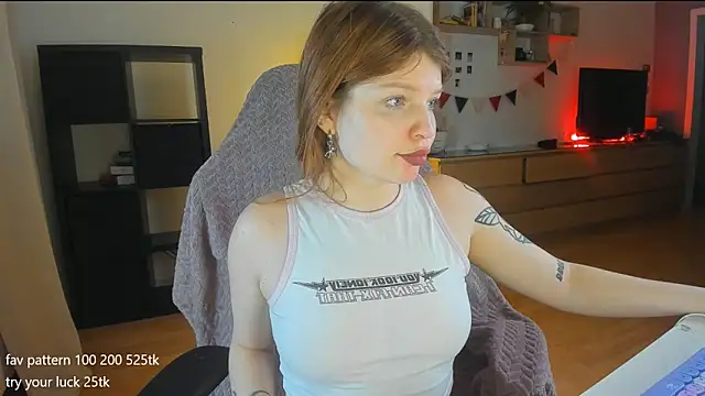 Snapshot of lil_lia chatting on 12-23-24, 10:44 lil lia online show from 12-23-24, 10:44