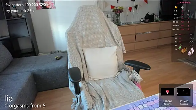 Snapshot of lil_lia chatting on 03-14-25, 03:03 lil lia online show from 03-14-25, 03:03