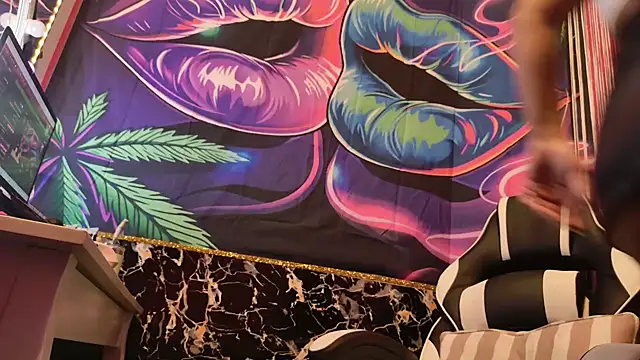 Snapshot of Luiza_Hammer chatting on 01-17-25, 02:28 Luiza Hammer online show from 01-17-25, 02:28