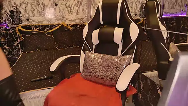 Snapshot of Luiza_Hammer chatting on 03-17-25, 11:21 Luiza Hammer online show from 03-17-25, 11:21