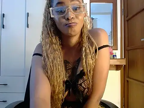 Snapshot of queencydoll chatting on 06-03-26, 02:33 queencydoll online show from 06-03-26, 02:33