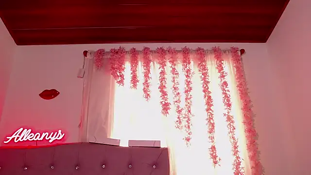 Snapshot of Alleanys_Cristal chatting on 09-24-25, 02:31 Alleanys Cristal online show from 09-24-25, 02:31