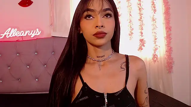 Snapshot of Alleanys_Cristal chatting on 10-08-25, 02:36 Alleanys Cristal online show from 10-08-25, 02:36