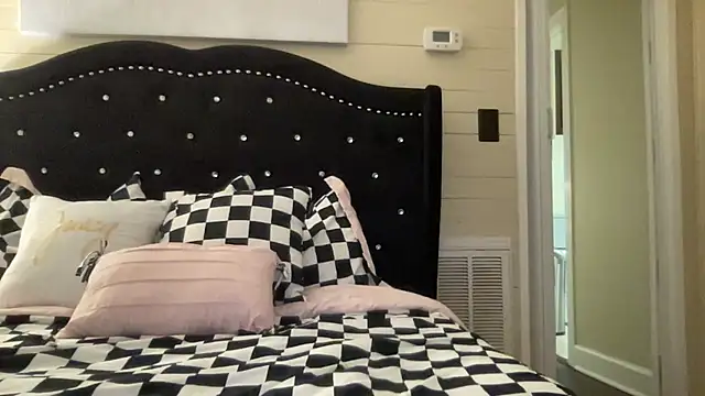 Snapshot of sexylilly69 chatting on 04-30-26, 01:12 sexylilly69 online show from 04-30-26, 01:12