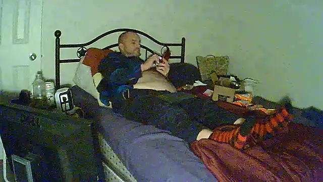 Snapshot of caressonnous chatting on 12-31-24, 10:45 caressonnous online show from 12-31-24, 10:45
