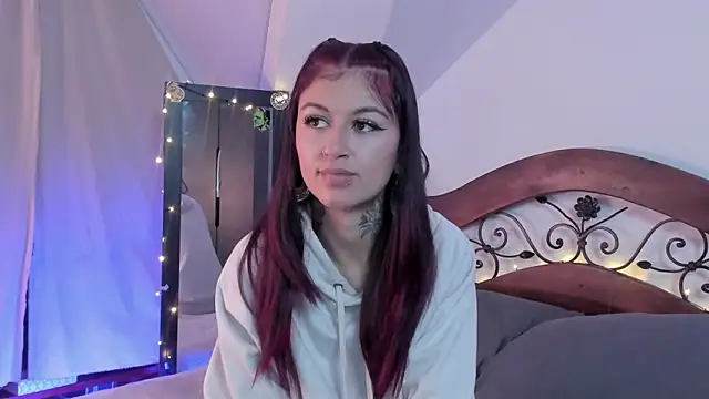 Snapshot of noemi_foxxx chatting on 09-19-25, 11:44 noemi foxxx online show from 09-19-25, 11:44