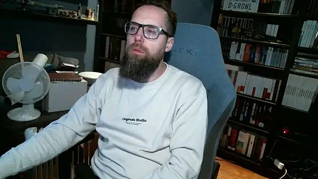 Snapshot of MeSteff chatting on 12-13-24, 11:39 MeSteff online show from 12-13-24, 11:39