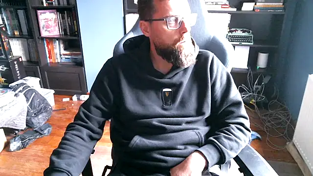 Snapshot of MeSteff chatting on 10-25-25, 02:13 MeSteff online show from 10-25-25, 02:13