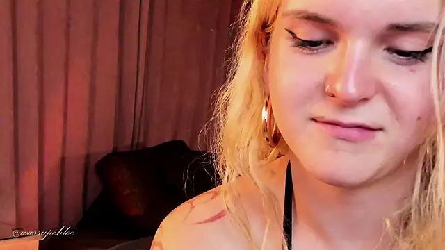 misschloe   online show from 12-18-24, 03:04