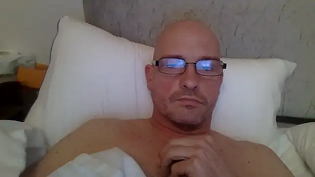 Snapshot of mrtickle0025 chatting on 01-08-26, 10:17 mrtickle0025 online show from 01-08-26, 10:17
