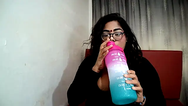 Snapshot of Indian_Lola00 chatting on 02-06-25, 09:28 Indian Lola00 online show from 02-06-25, 09:28