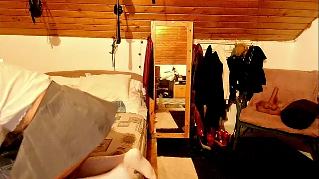 Snapshot of Hot_Colettte chatting on 10-22-25, 09:47 Hot Colettte online show from 10-22-25, 09:47