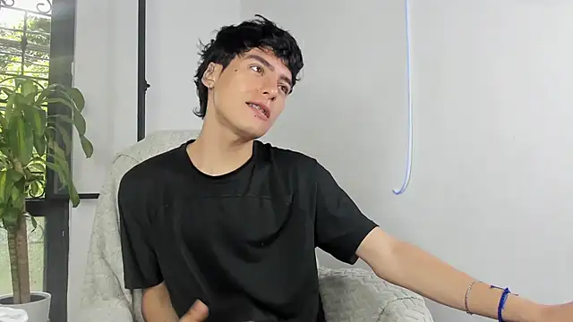 Snapshot of sebas_rose chatting on 09-28-25, 02:11 sebas rose online show from 09-28-25, 02:11