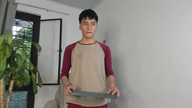 Snapshot of sebas_rose chatting on 10-19-25, 10:10 sebas rose online show from 10-19-25, 10:10