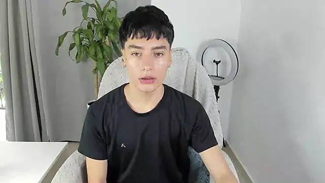 Snapshot of sebas_rose chatting on 10-21-25, 04:30 sebas rose online show from 10-21-25, 04:30