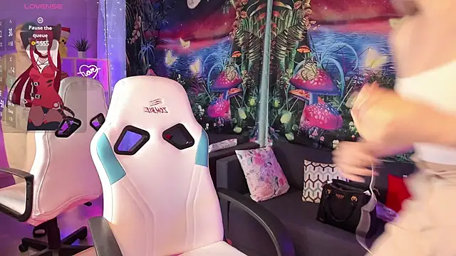 TiffanyBatson online show from 03-21-25, 06:49