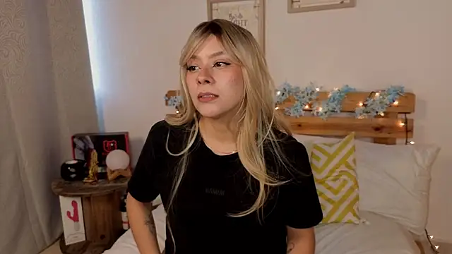Snapshot of LucyMoanss chatting on 05-14-26, 09:21 LucyMoanss online show from 05-14-26, 09:21