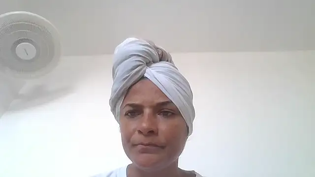 Snapshot of GiveLove1 chatting on 11-18-25, 01:37 GiveLove1 online show from 11-18-25, 01:37