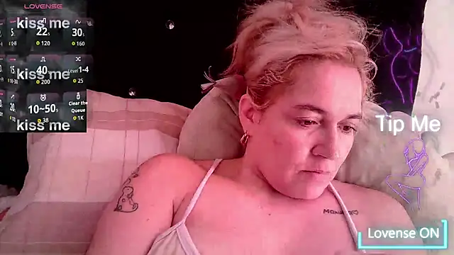 Izury Blondee online show from 10-25-25, 03:18