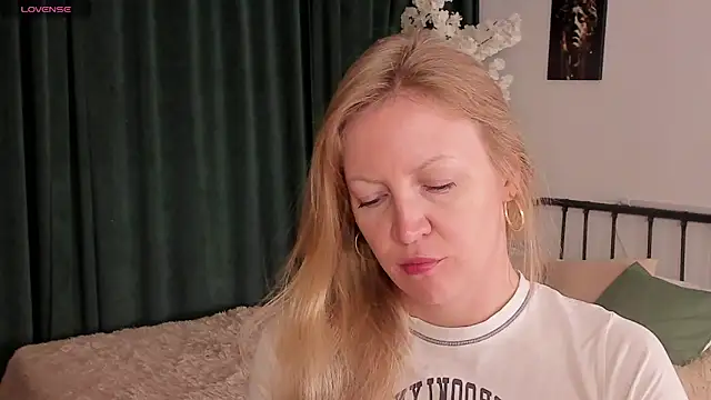 Snapshot of sugamomy chatting on 10-14-25, 12:11 sugamomy online show from 10-14-25, 12:11