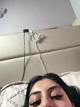 Snapshot of ThickerThanYoBitch chatting on 09-18-25, 06:32 ThickerThanYoBitch online show from 09-18-25, 06:32