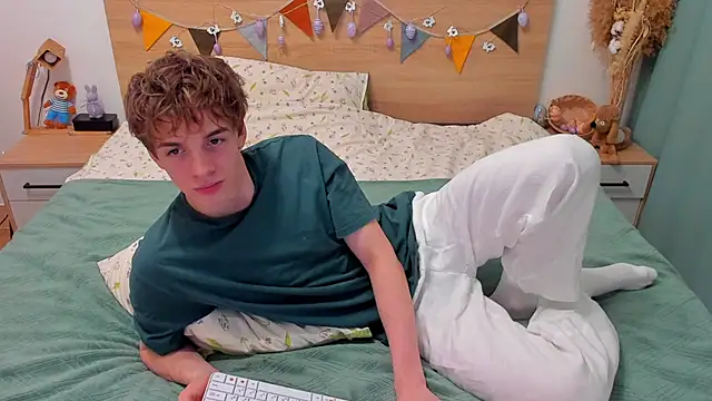 Snapshot of Fandi_777 chatting on 02-16-26, 12:01 Fandi 777 online show from 02-16-26, 12:01